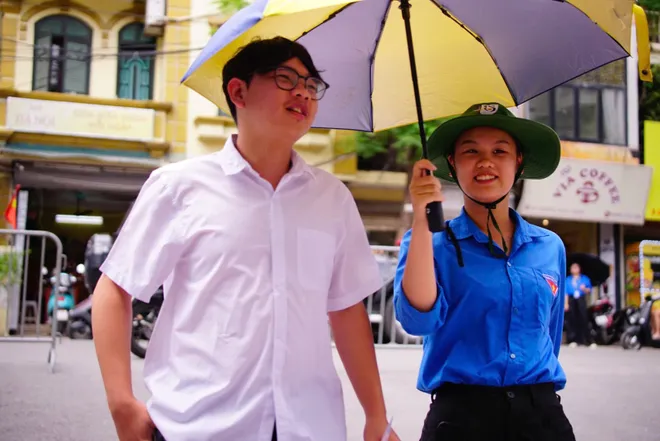 Những áo xanh tình nguyện gieo yêu thương trong mùa thi THPT 2026- Ảnh 3. Những áo xanh tình nguyện gieo yêu thương trong mùa thi THPT 2026- Ảnh 3.