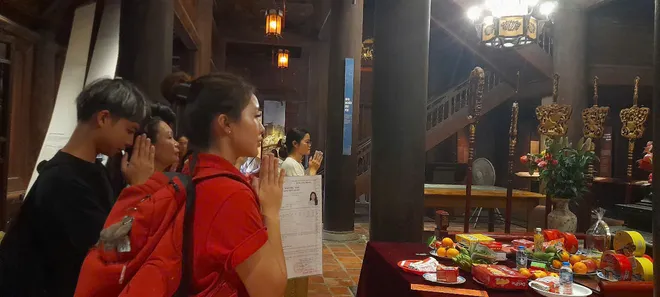 Những áo xanh tình nguyện gieo yêu thương trong mùa thi THPT 2026- Ảnh 4. Những áo xanh tình nguyện gieo yêu thương trong mùa thi THPT 2026- Ảnh 4.