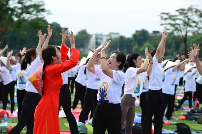 Hơn 1.500 người c&ugrave;ng tập Yoga tại C&ocirc;ng vi&ecirc;n Y&ecirc;n Sở ch&agrave;o mừng Ng&agrave;y Quốc tế Yoga 2026 - Ảnh 6.