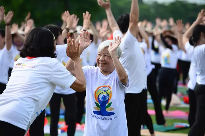 Hơn 1.500 người c&ugrave;ng tập Yoga tại C&ocirc;ng vi&ecirc;n Y&ecirc;n Sở ch&agrave;o mừng Ng&agrave;y Quốc tế Yoga 2026 - Ảnh 5.