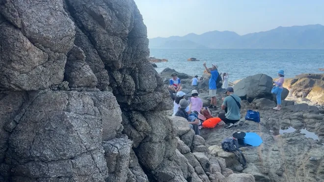 Hoang sơ bãi biển đá cuội - Vẻ đẹp khác lạ của Nha Trang - Ảnh 2. Hoang sơ bãi biển đá cuội - Vẻ đẹp khác lạ của Nha Trang - Ảnh 2.