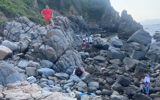 Hoang sơ bãi biển đá cuội - Vẻ đẹp khác lạ của Nha Trang - Ảnh 3. Hoang sơ bãi biển đá cuội - Vẻ đẹp khác lạ của Nha Trang - Ảnh 3.