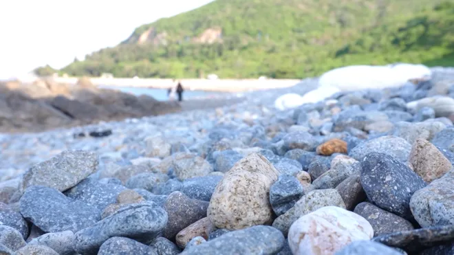 Hoang sơ bãi biển đá cuội - Vẻ đẹp khác lạ của Nha Trang - Ảnh 1. Hoang sơ bãi biển đá cuội - Vẻ đẹp khác lạ của Nha Trang - Ảnh 1.