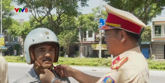Người đi đường bất ngờ khi được CSGT tặng mũ bảo hiểm- Ảnh 3. Người đi đường bất ngờ khi được CSGT tặng mũ bảo hiểm- Ảnh 3.