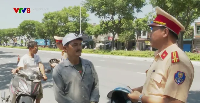 Người đi đường bất ngờ khi được CSGT tặng mũ bảo hiểm- Ảnh 2. Người đi đường bất ngờ khi được CSGT tặng mũ bảo hiểm- Ảnh 2.
