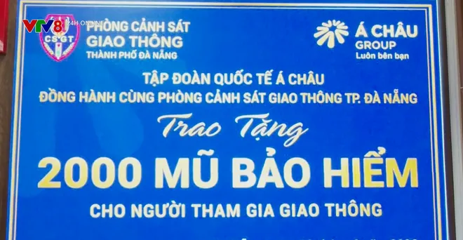 Người đi đường bất ngờ khi được CSGT tặng mũ bảo hiểm- Ảnh 7. Người đi đường bất ngờ khi được CSGT tặng mũ bảo hiểm- Ảnh 7.