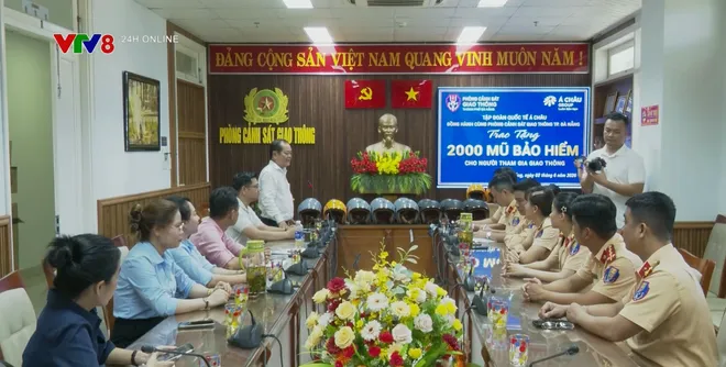 Người đi đường bất ngờ khi được CSGT tặng mũ bảo hiểm- Ảnh 6. Người đi đường bất ngờ khi được CSGT tặng mũ bảo hiểm- Ảnh 6.