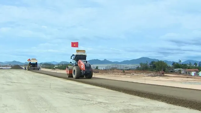 Đại công trường sân bay Quốc tế Phù Cát: Chạy đua với thời gian trước giờ về đích- Ảnh 1. Đại công trường sân bay Quốc tế Phù Cát: Chạy đua với thời gian trước giờ về đích- Ảnh 1.