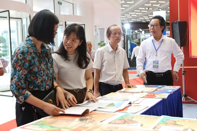 Người d&acirc;n Hải Ph&ograve;ng v&agrave; chiến sĩ trẻ h&agrave;o hứng trải nghiệm Hội B&aacute;o to&agrave;n quốc 2026- Ảnh 8.