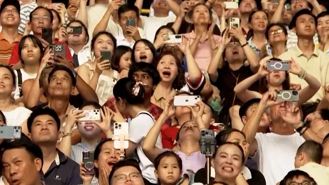 Lễ hội ph&aacute;o hoa DIFF 2026: Khi một lần chạm mắt chưa đủ thỏa l&ograve;ng người h&acirc;m mộ- Ảnh 2.