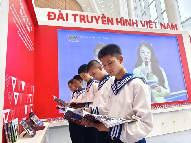 Người d&acirc;n Hải Ph&ograve;ng v&agrave; chiến sĩ trẻ h&agrave;o hứng trải nghiệm Hội B&aacute;o to&agrave;n quốc 2026- Ảnh 7.