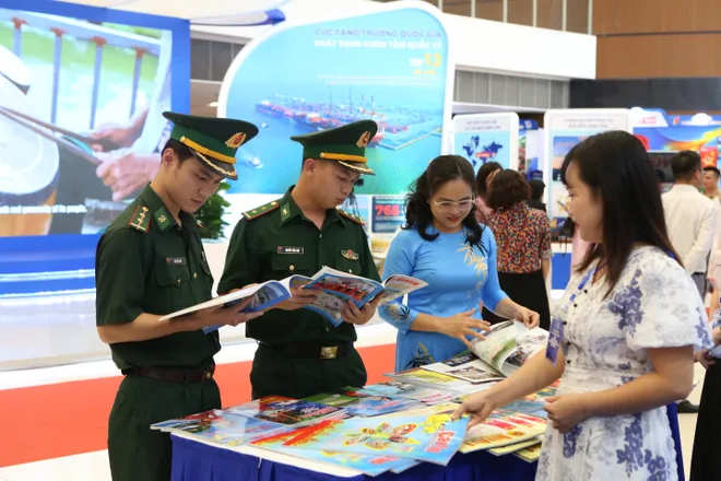 Người d&acirc;n Hải Ph&ograve;ng v&agrave; chiến sĩ trẻ h&agrave;o hứng trải nghiệm Hội B&aacute;o to&agrave;n quốc 2026- Ảnh 2.