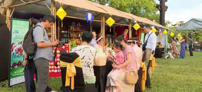 Ng&agrave;y hội sen Huế với nhiều hoạt động đặc sắc- Ảnh 3.