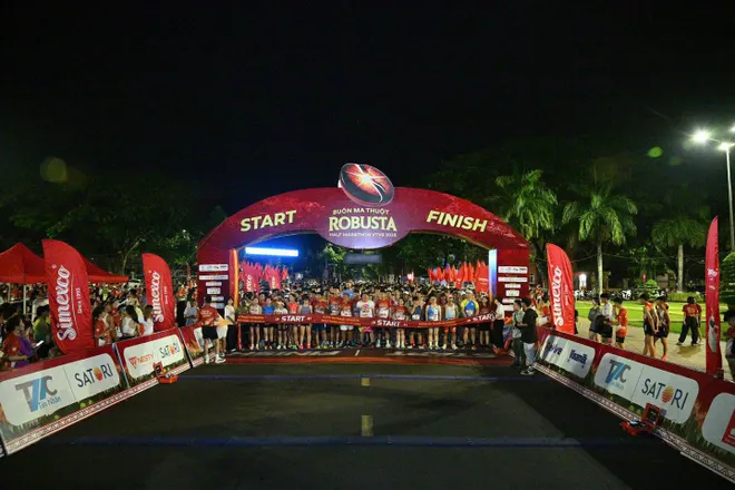 S&aacute;ng nay (21/6), giải chạy Bu&ocirc;n Ma Thuột Robusta Half Marathon VTV8 2026 đ&atilde; ch&iacute;nh thức diễn ra- Ảnh 9.