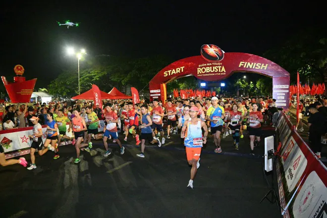 S&aacute;ng nay (21/6), giải chạy Bu&ocirc;n Ma Thuột Robusta Half Marathon VTV8 2026 đ&atilde; ch&iacute;nh thức diễn ra- Ảnh 8.