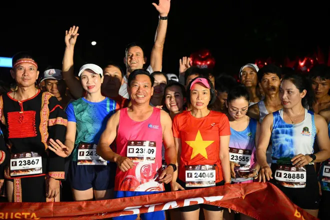 S&aacute;ng nay (21/6), giải chạy Bu&ocirc;n Ma Thuột Robusta Half Marathon VTV8 2026 đ&atilde; ch&iacute;nh thức diễn ra- Ảnh 5.
