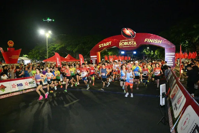 S&aacute;ng nay (21/6), giải chạy Bu&ocirc;n Ma Thuột Robusta Half Marathon VTV8 2026 đ&atilde; ch&iacute;nh thức diễn ra- Ảnh 11.