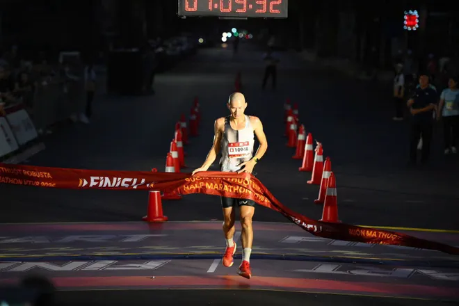 S&aacute;ng nay (21/6), giải chạy Bu&ocirc;n Ma Thuột Robusta Half Marathon VTV8 2026 đ&atilde; ch&iacute;nh thức diễn ra- Ảnh 21.
