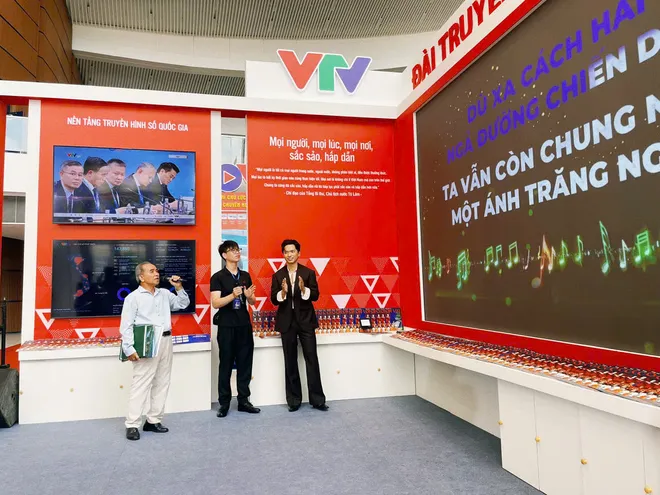 Ekip "L&aacute; xanh" khuấy động kh&ocirc;ng kh&iacute; gian trưng b&agrave;y của VTV tại Hội b&aacute;o To&agrave;n quốc 2026 - Ảnh 2.