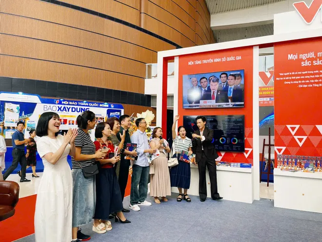 Ekip "L&aacute; xanh" khuấy động kh&ocirc;ng kh&iacute; gian trưng b&agrave;y của VTV tại Hội b&aacute;o To&agrave;n quốc 2026 - Ảnh 4.