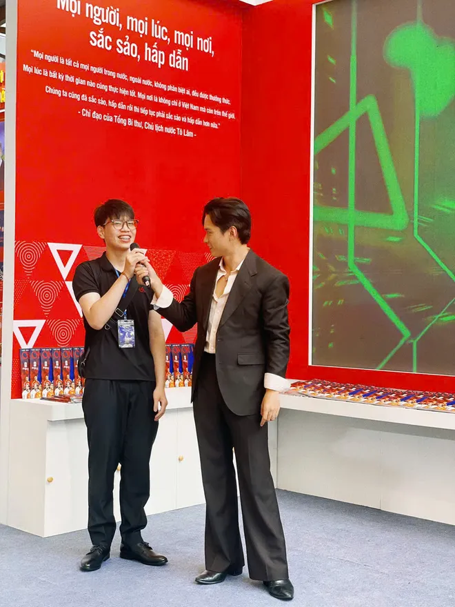 Ekip "L&aacute; xanh" khuấy động kh&ocirc;ng kh&iacute; gian trưng b&agrave;y của VTV tại Hội b&aacute;o To&agrave;n quốc 2026 - Ảnh 6.