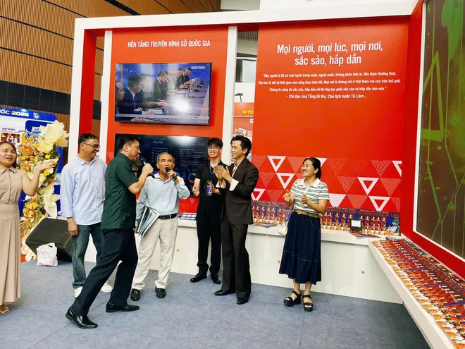 Ekip "L&aacute; xanh" khuấy động kh&ocirc;ng kh&iacute; gian trưng b&agrave;y của VTV tại Hội b&aacute;o To&agrave;n quốc 2026 - Ảnh 3.