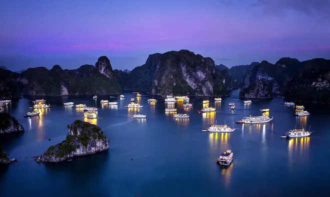 Vịnh Hạ Long: Trải nghiệm thực tế thay thế những chuyến đi "cưỡi ngựa xem hoa"- Ảnh 2. Vịnh Hạ Long: Trải nghiệm thực tế thay thế những chuyến đi "cưỡi ngựa xem hoa"- Ảnh 2.