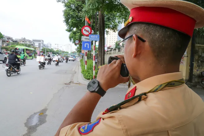 H&agrave; Nội: Xử l&yacute; nhiều t&agrave;i xế sử dụng điện thoại khi đang điều khiển xe - Ảnh 2.