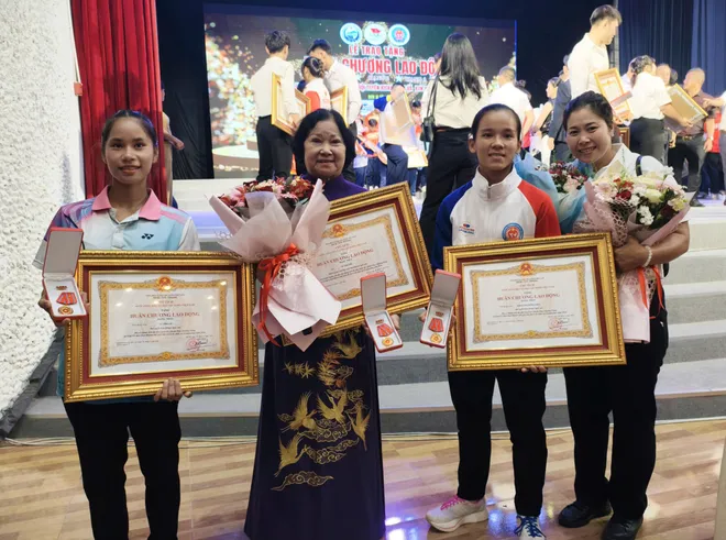 Trao tặng Huân chương Lao động của Chủ tịch nước cho các HLV, VĐV Kickboxing và Kun Khmer quốc gia- Ảnh 3.