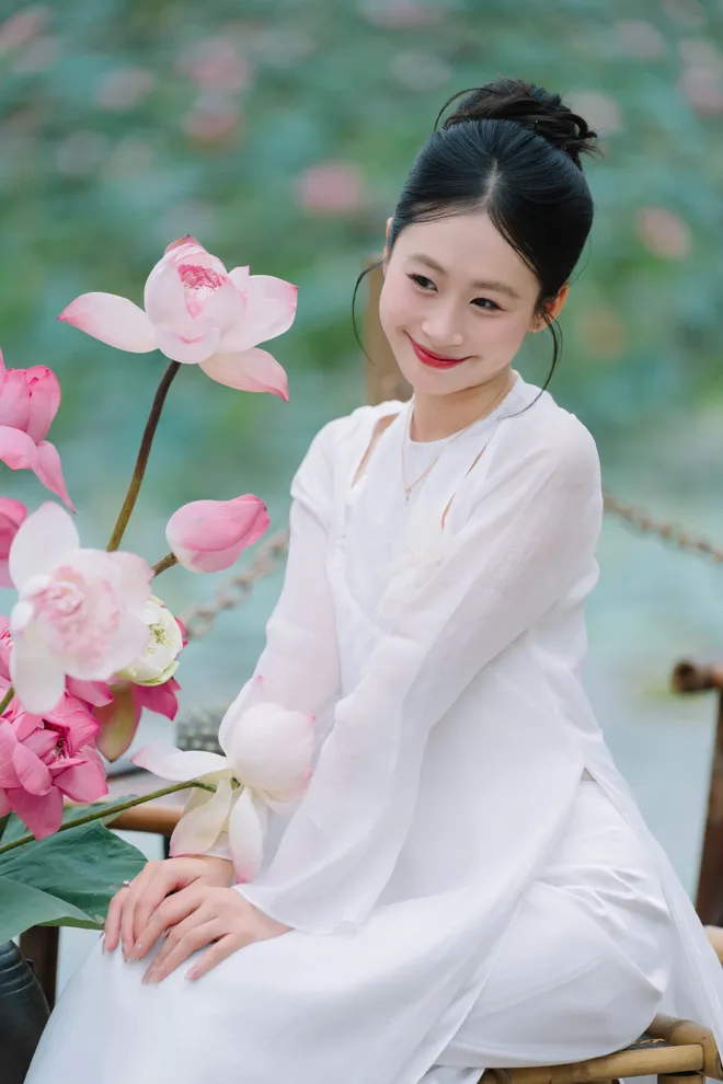 Hồ sen cực lung linh ngay trong khu&ocirc;n vi&ecirc;n trường đại học - Ảnh 6.