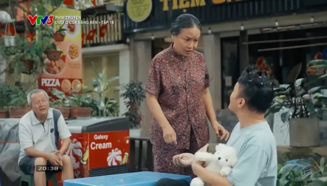 Dưới &ocirc; cửa s&aacute;ng đ&egrave;n - Tập 18: Diệu v&agrave; Dương đồng thuận ly h&ocirc;n; bạn trai V&acirc;n lấy trộm v&agrave;ng của Sinh - Ảnh 10.