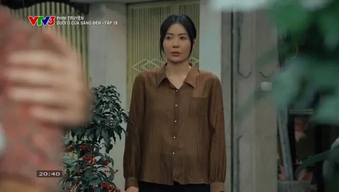 Dưới &ocirc; cửa s&aacute;ng đ&egrave;n - Tập 18: Diệu v&agrave; Dương đồng thuận ly h&ocirc;n; bạn trai V&acirc;n lấy trộm v&agrave;ng của Sinh - Ảnh 16.