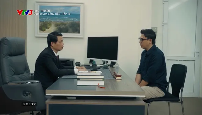 Dưới &ocirc; cửa s&aacute;ng đ&egrave;n - Tập 18: Diệu v&agrave; Dương đồng thuận ly h&ocirc;n; bạn trai V&acirc;n lấy trộm v&agrave;ng của Sinh - Ảnh 12.