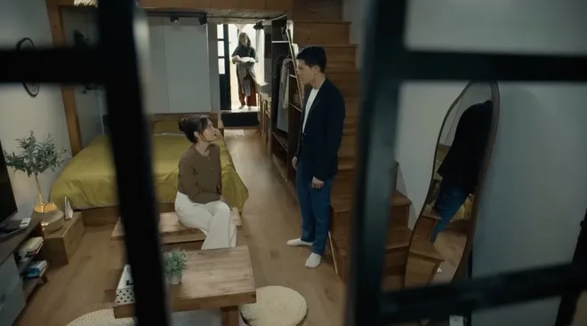 Dưới &ocirc; cửa s&aacute;ng đ&egrave;n - Tập 18: Diệu v&agrave; Dương đồng thuận ly h&ocirc;n; bạn trai V&acirc;n lấy trộm v&agrave;ng của Sinh - Ảnh 2.