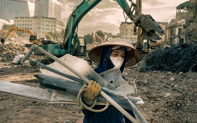 Mưu sinh dưới thời tiết cực đoan: Đ&aacute;nh đổi sức khỏe để giữ kế sinh nhai   - Ảnh 2.