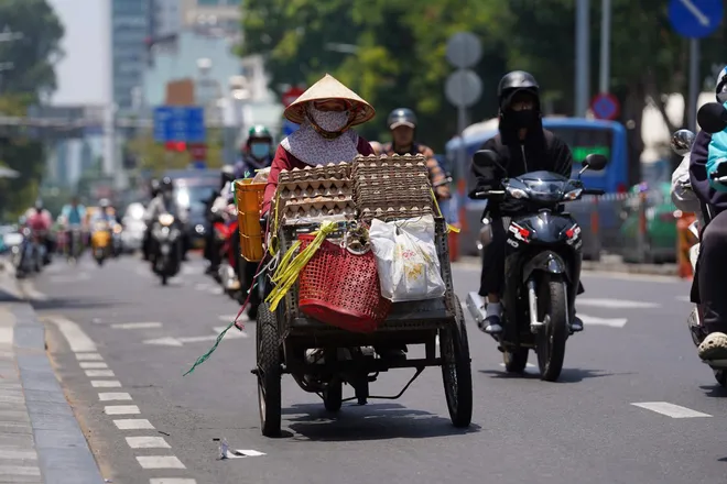 Mưu sinh dưới thời tiết cực đoan: Đ&aacute;nh đổi sức khỏe để giữ kế sinh nhai   - Ảnh 6.