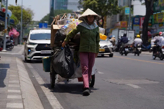 Mưu sinh dưới thời tiết cực đoan: Đ&aacute;nh đổi sức khỏe để giữ kế sinh nhai   - Ảnh 7.
