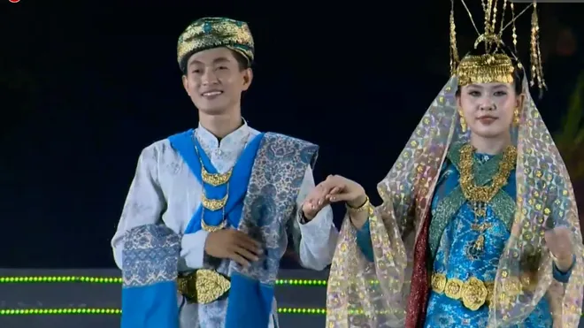 Li&ecirc;n hoan văn nghệ quần ch&uacute;ng v&agrave; tr&igrave;nh diễn trang phục d&acirc;n tộc Chăm- Ảnh 5.