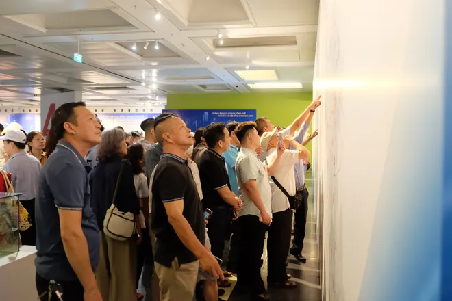H&agrave;ng ngh&igrave;n người d&acirc;n xếp h&agrave;ng tham quan Quy hoạch Thủ đ&ocirc; H&agrave; Nội tầm nh&igrave;n 100 năm - Ảnh 9.