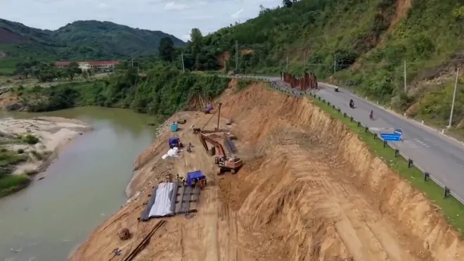 Đèo Khánh Lê chạy đua thông tuyến trước mùa mưa- Ảnh 1. Đèo Khánh Lê chạy đua thông tuyến trước mùa mưa- Ảnh 1.