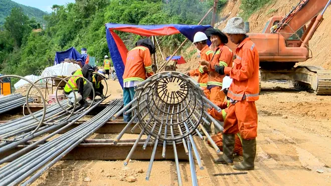 Đèo Khánh Lê chạy đua thông tuyến trước mùa mưa- Ảnh 5. Đèo Khánh Lê chạy đua thông tuyến trước mùa mưa- Ảnh 5.