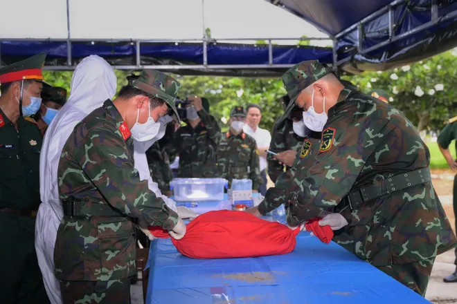 An Giang hoàn thành lấy mẫu hài cốt liệt sĩ tại Nghĩa trang Liệt sĩ Châu Phú- Ảnh 2.