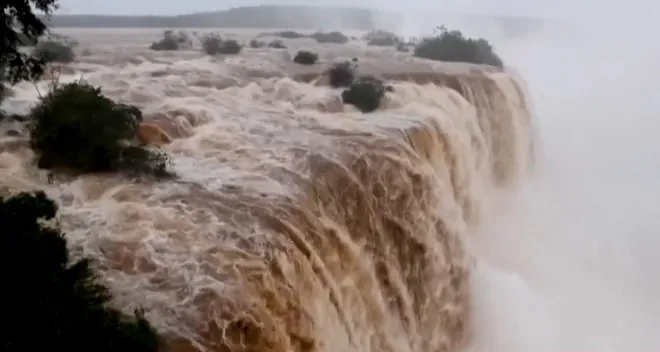 Chi&ecirc;m ngưỡng kỳ quan thi&ecirc;n nhi&ecirc;n th&aacute;c Iguazu ở Nam Mỹ- Ảnh 1.