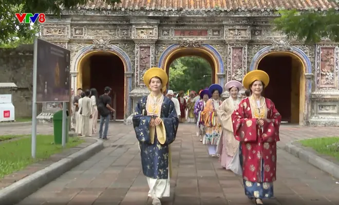 Bách Hoa Bộ Hành lan tỏa Việt phục, tiếp nối giá trị văn hóa truyền thống- Ảnh 1. Bách Hoa Bộ Hành lan tỏa Việt phục, tiếp nối giá trị văn hóa truyền thống- Ảnh 1.
