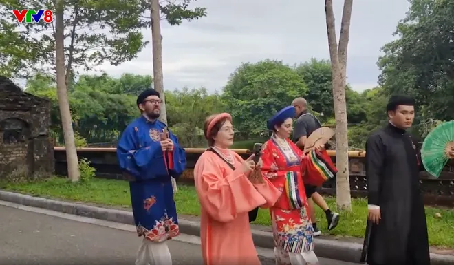 Bách Hoa Bộ Hành lan tỏa Việt phục, tiếp nối giá trị văn hóa truyền thống- Ảnh 8. Bách Hoa Bộ Hành lan tỏa Việt phục, tiếp nối giá trị văn hóa truyền thống- Ảnh 8.