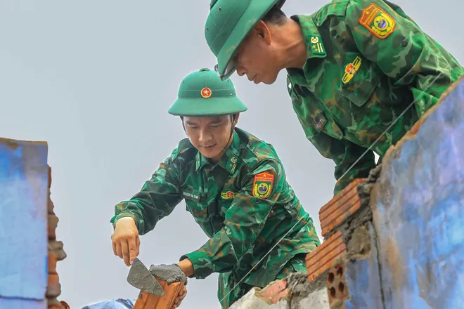 Nắng rát Thăng An và những ngôi nhà dựng lại từ mồ hôi áo lính - Ảnh 6.
