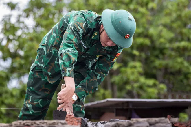 Nắng rát Thăng An và những ngôi nhà dựng lại từ mồ hôi áo lính - Ảnh 3.