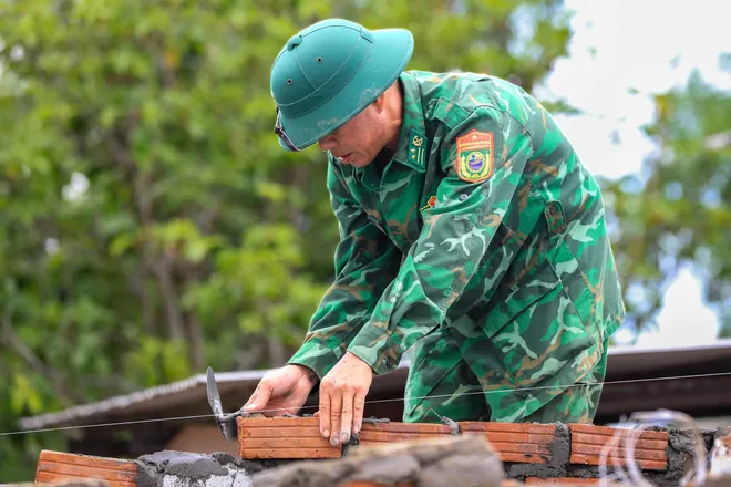 Nắng rát Thăng An và những ngôi nhà dựng lại từ mồ hôi áo lính - Ảnh 4.