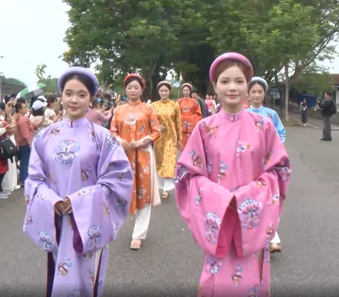 Huế gìn giữ và lan tỏa thương hiệu "Kinh đô Áo dài"- Ảnh 2. Huế gìn giữ và lan tỏa thương hiệu "Kinh đô Áo dài"- Ảnh 2.