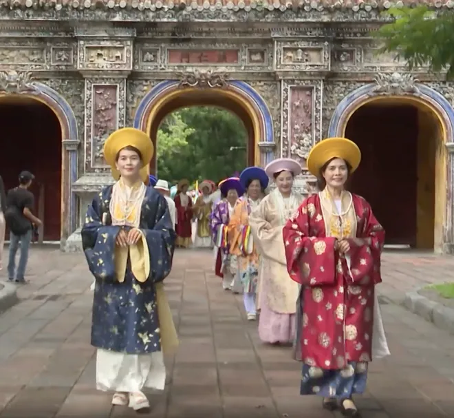 Huế gìn giữ và lan tỏa thương hiệu "Kinh đô Áo dài"- Ảnh 1. Huế gìn giữ và lan tỏa thương hiệu "Kinh đô Áo dài"- Ảnh 1.